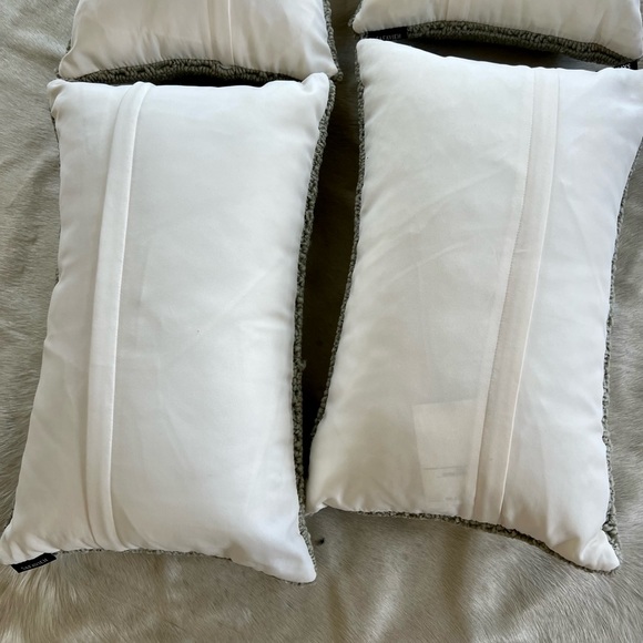 Safavieh 11” x 18” hooked pillows, set of 4, excellent cond. - Picture 7 of 9